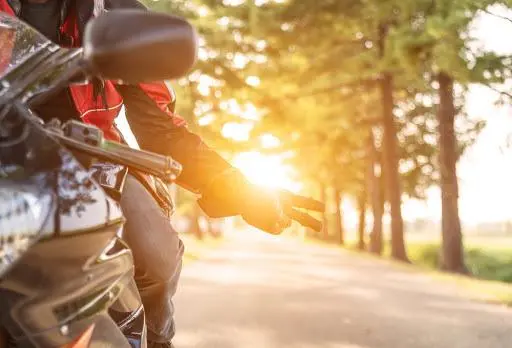 Proč se motorkáři vždy zdraví? Sami vlastně netuší pravý důvod.