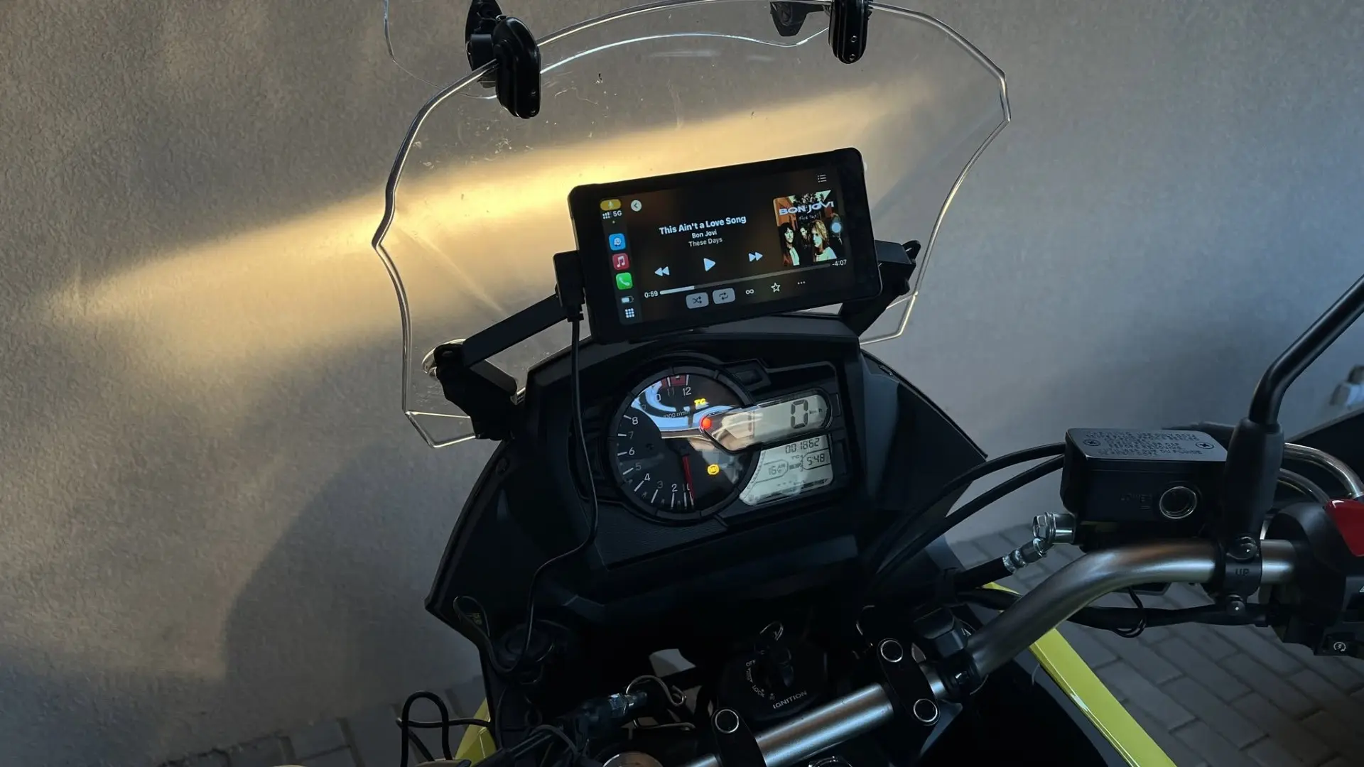 Rok s motorkářskými displeji: Interphone Ridesync vs. Carpuride